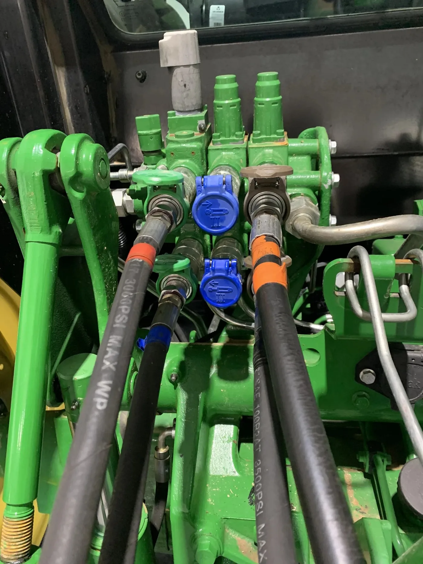 Hydraulic hose crimping on agricultural machinery