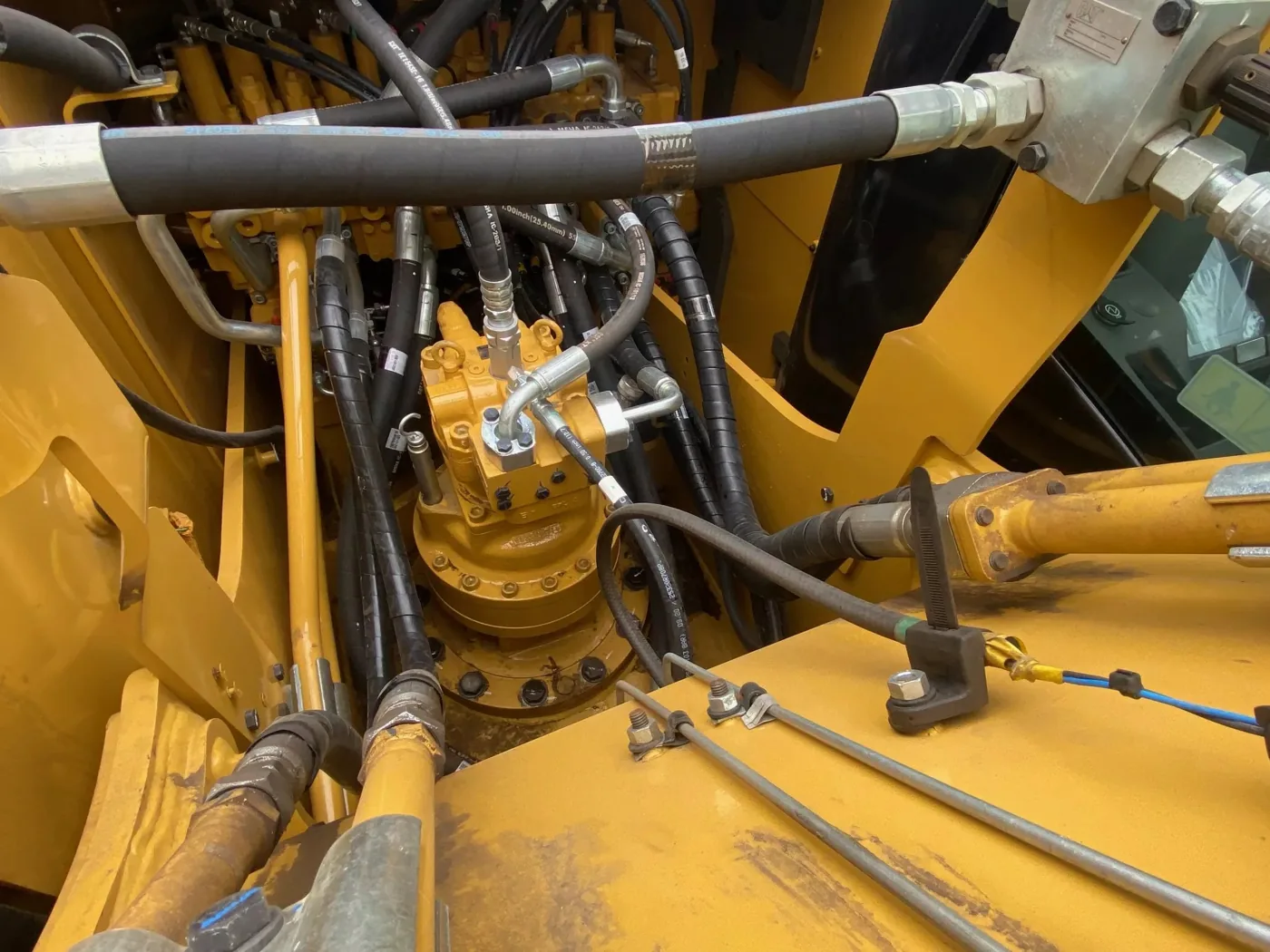 Hydraulic hose replacement on an excavator in Muscat