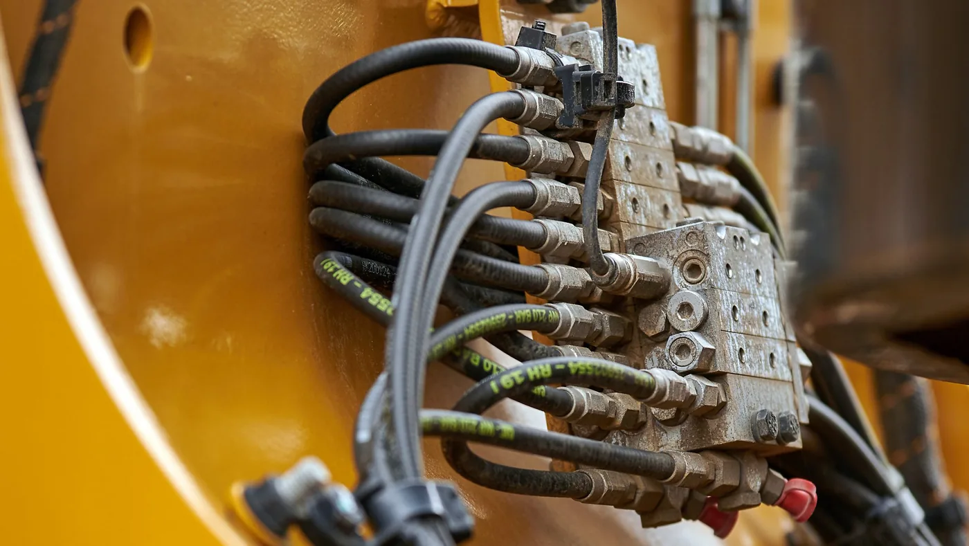 Hydraulic manifold hose installation in Oman